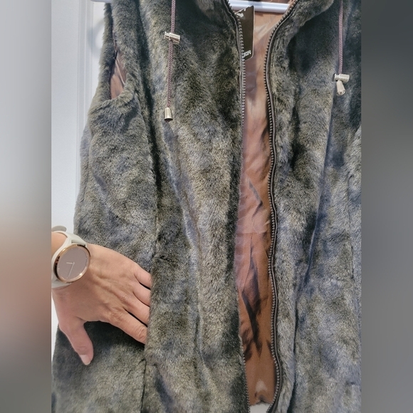 Danier faux fur hooded vest  with toggles - Picture 3 of 5